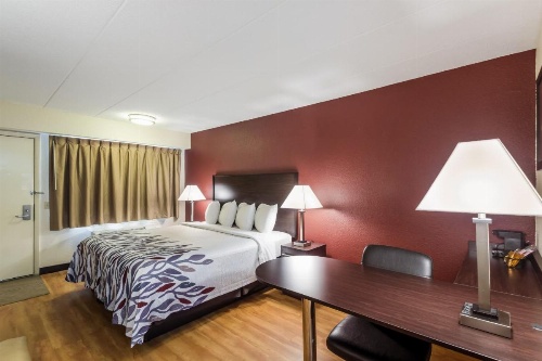 Red Roof Inn Milwaukee Airport image 11